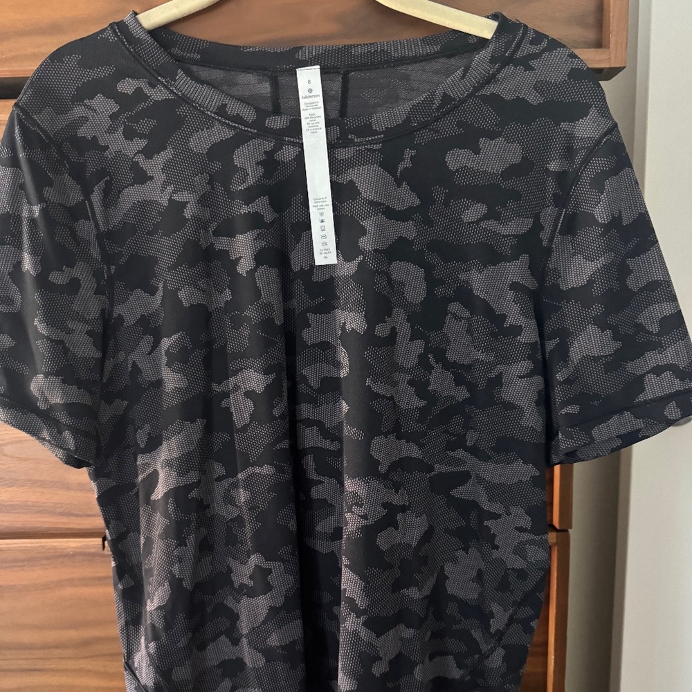 Lululemon Swiftly Tech Short Sleeve Shirt 2.0 – Size 8 – Camo Black/Gray
